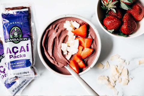 Tigelas de Açaí com Morango e Coco